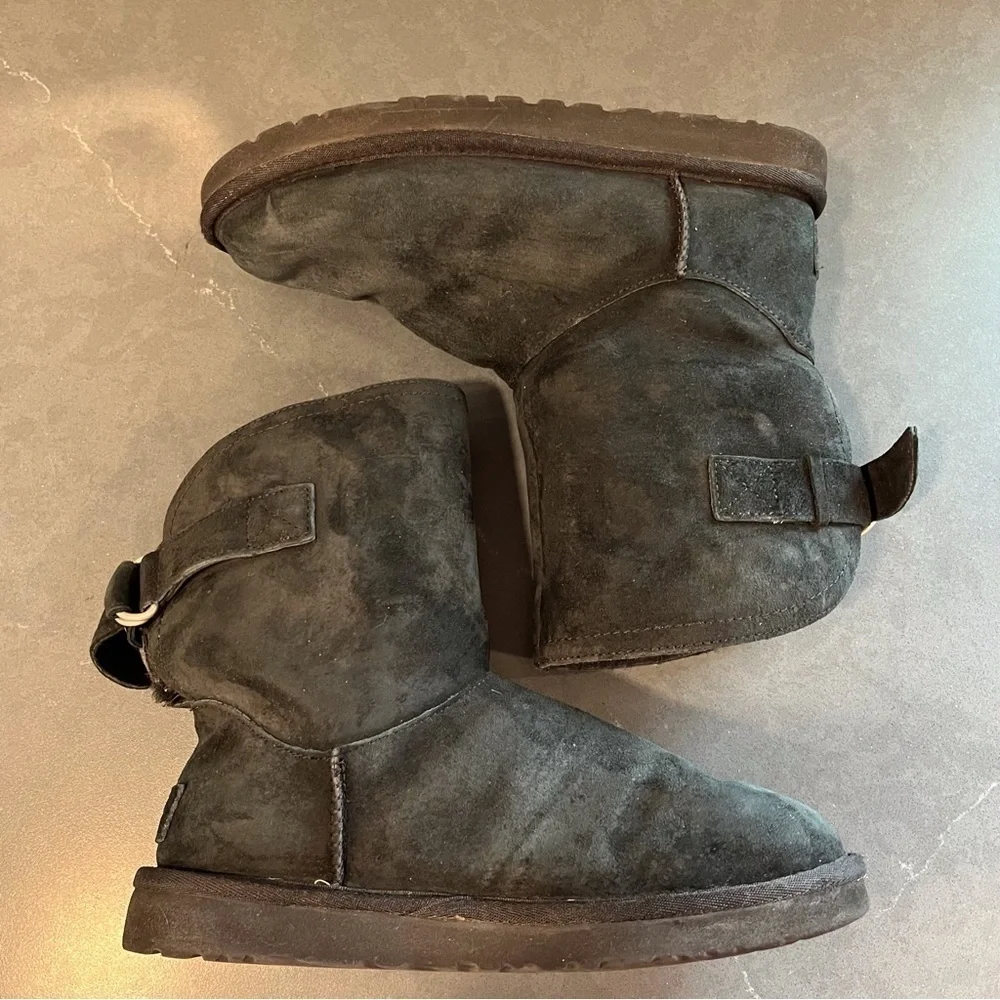 Ugg sz 6 Remora buckle black suede boots
